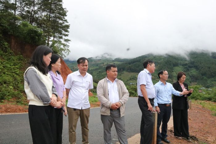 Đoàn công có mặt tại tuyến đường ĐT.722 quan sát bức tranh tổng thể của Đam Rông 4