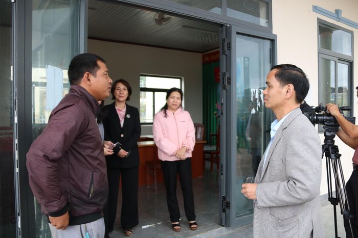 Đoàn công tác đến kiểm tra tại nhà văn hóa thôn Đạ Kao 2 thuộc Dự án 7