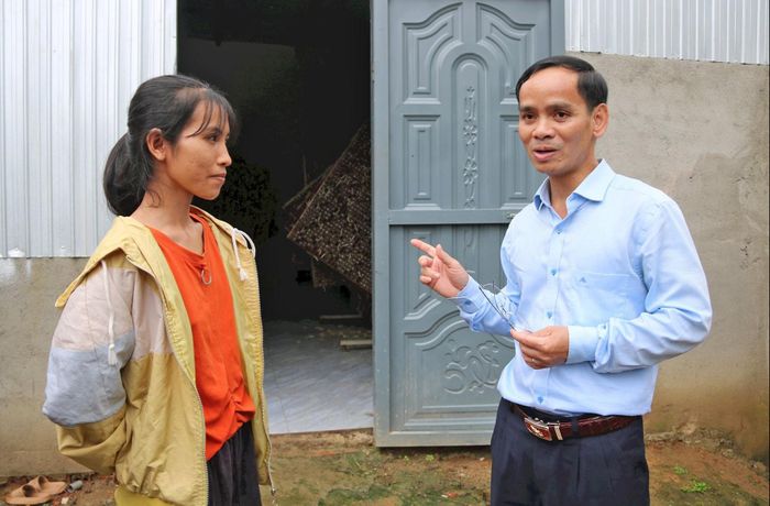 Đồng chí Đa Cát Vinh, Phó Chủ tịch HĐND tỉnh Lâm Đồng trao đổi với hộ dân nuôi tằm
