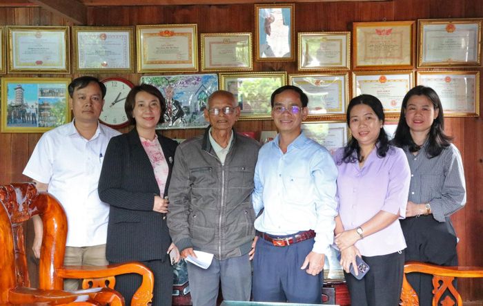 Đoàn công tác của HĐND tỉnh Lâm Đồng thăm, tặng quà cho già làng, người uy tín tại thôn Đạ Kao 2