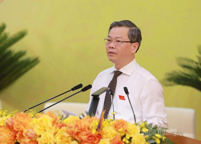 Đồng chí Nguyễn Văn Sơn, Phó Bí thư Tỉnh ủy, Chủ tịch HĐND tỉnh trình bày Báo cáo tổng hợp ý kiến tham gia vào dự thảo văn kiện Đại hội đại biểu toàn quốc lần thứ XIV của Đảng - Ảnh Duy Tuấn