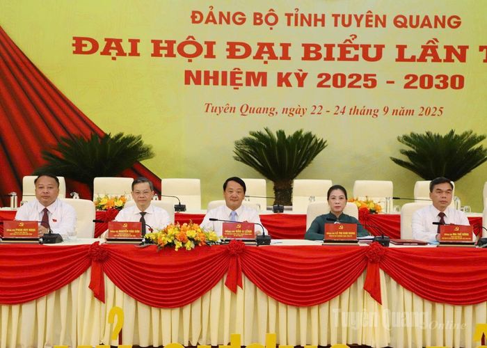 Các đồng chí Thường trực Tỉnh ủy chủ trì phiên trù bị. Ảnh Thanh Phúc