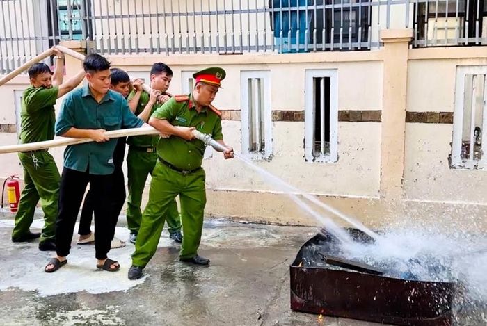  Diễn tập mô hình “Phòng cháy chữa cháy tại các ngõ, hẻm sâu mà xe chữa cháy không tiếp cận được” tại phường Phú Xuân
