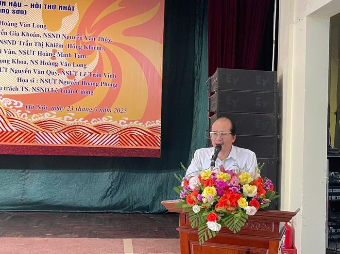 Phó giám đốc phụ trách Nhà hát Sân khấu truyền thống quốc gia Việt Nam, NSND Lê Tuấn Cường phát biểu tại buổi lễ