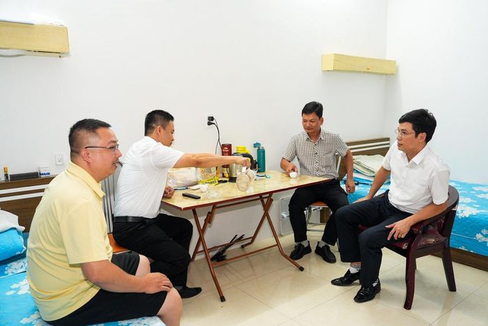 Ban lãnh đạo NHNN khu vực 3 đã bố trí toàn bộ 12 phòng nghỉ nhà công vụ cho công chức từ các chi nhánh cũ về làm việc tại trụ sở Sơn La, đồng thời bếp ăn tập thể cũng được tổ chức phục vụ thường xuyên