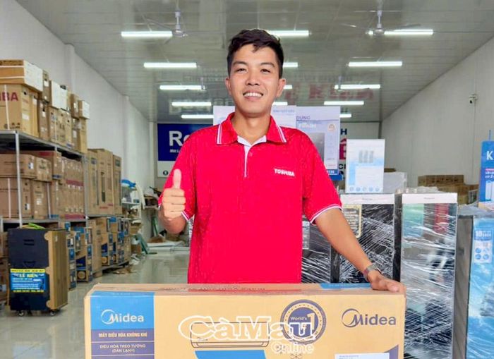 Nhân viên cửa hàng điện máy Lê Kiên vận chuyển máy để lắp đặt cho khách.