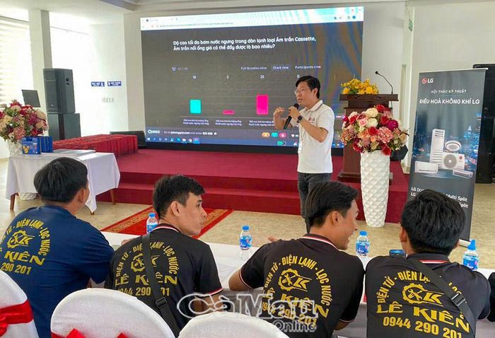 Nhân viên cửa hàng điện máy Lê Kiên được liên kết đào tạo kiến thức chuyên sâu về các thiết bị điện.
