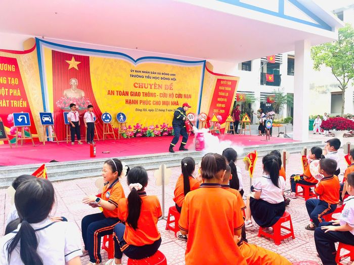 Sau khi được cung cấp các kiến thức cần thiết, học sinh, giáo viên và cán bộ nhân viên nhà trường được Đội Chữa cháy và cứu nạn, cứu hộ khu vực số 20 hướng dẫn trực tiếp sử dụng bình chữa cháy dập tắt đám cháy giả định, thực hành cách xử lý khi có tai nạn đuối nước xảy ra