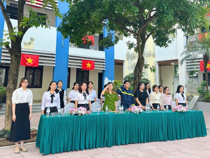 Đội Chữa cháy và cứu nạn, cứu hộ khu vực số 20 phối hợp triển khai nâng cao kỹ năng phòng cháy, chữa cháy cho thầy và trò trường Tiểu học Đông Hội, Đông Anh, Hà Nội