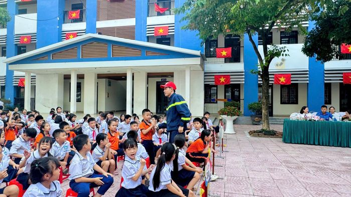 Báo cáo viên giao lưu kiến thức cơ bản về an toàn cháy, nổ để học sinh có thêm kỹ năng, kiến thức hành trang tự bảo vệ mình