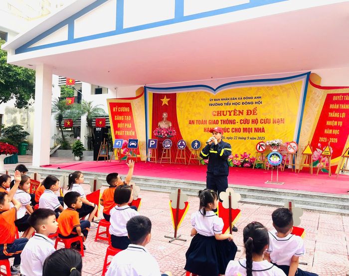Tại buổi tuyên truyền, học sinh, giáo viên, cán bộ nhân viên nhà trường đã được phổ biến một số quy định trong pháp luật về phòng cháy và cứu nạn, cứu hộ; vai trò, ý nghĩa, tầm quan trọng của công tác an toàn cháy, nổ, nguyên nhân chủ yếu dẫn đến cháy, nổ; các biện pháp phòng cháy; kỹ năng thoát nạn, sơ cứu ban đầu, sử dụng phương tiện phòng cháy, chữa cháy