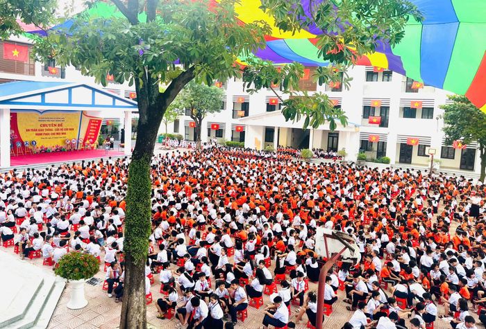 Đội Chữa cháy và cứu nạn, cứu hộ khu vực số 20 tổ chức tuyên truyền, trải nghiệm phòng cháy, chữa cháy, thoát nạn tại trường Tiểu học Đông Hội, Đông Anh, Hà Nội.