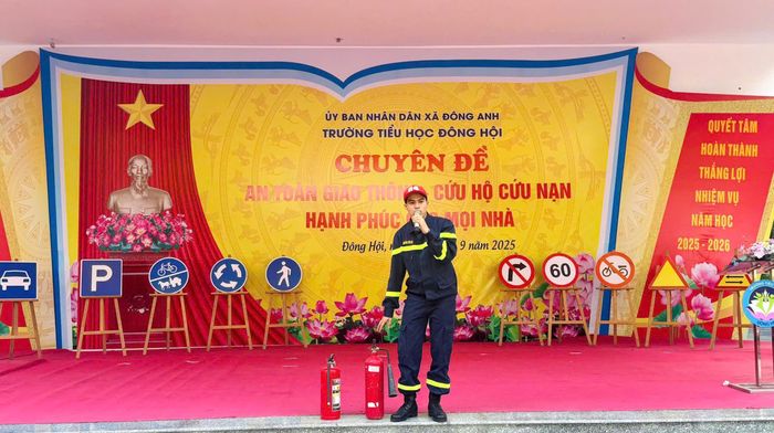 Cán bộ tuyên truyền hướng dẫn kỹ năng an toàn phòng cháy, chữa cháy và cứu nạn, cứu hộ đến học sinh và các thầy cô giáo