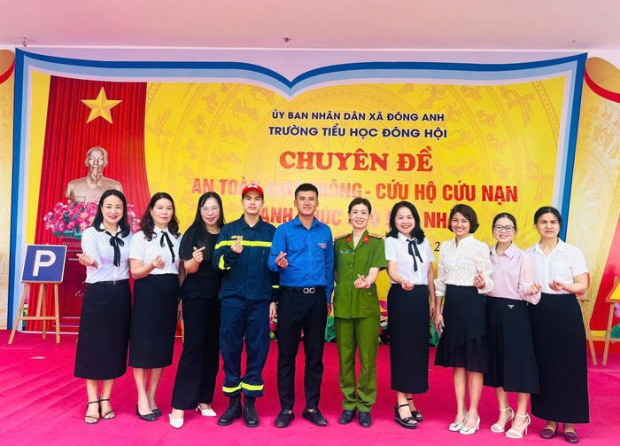 Tổ tuyên truyền chụp ảnh lưu niệm với đại diện giáo viên và học sinh nhà trường