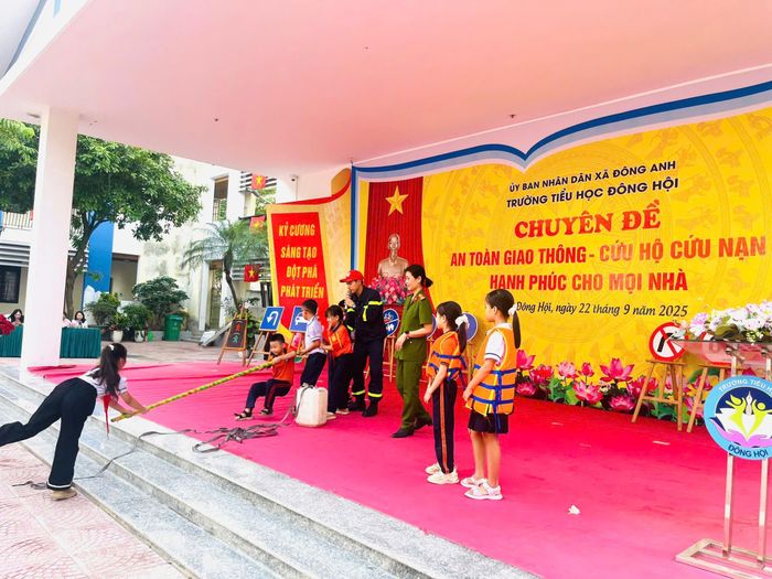 Các học sinh được hướng dẫn kỹ năng phòng tránh đuối nước