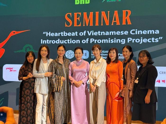 TS Ngô Phương Lan (thứ tư từ trái sang) cùng Hiệp hội Xúc tiến phát triển Điện ảnh Việt Nam (VFDA) đóng vai trò chủ chốt trong việc quảng bá hình ảnh đất nước và kết nối với bạn bè quốc tế, đặc biệt là Hàn Quốc.