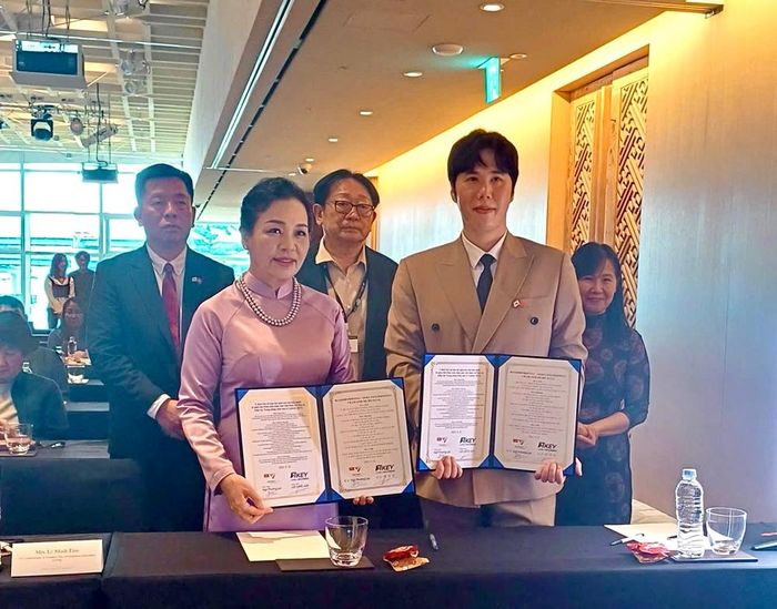 TS Ngô Phương Lan ký kết Ý định thư cùng Chủ tịch Key Association - ông Lee Sang Jun. Buổi lễ có sự hiện diện của Đại sứ Vũ Hồ - đại sứ đặc mệnh toàn quyền của Việt Nam tại Hàn Quốc và ông Park Kwang Su - Chủ tịch Liên hoan phim quốc tế Busan.