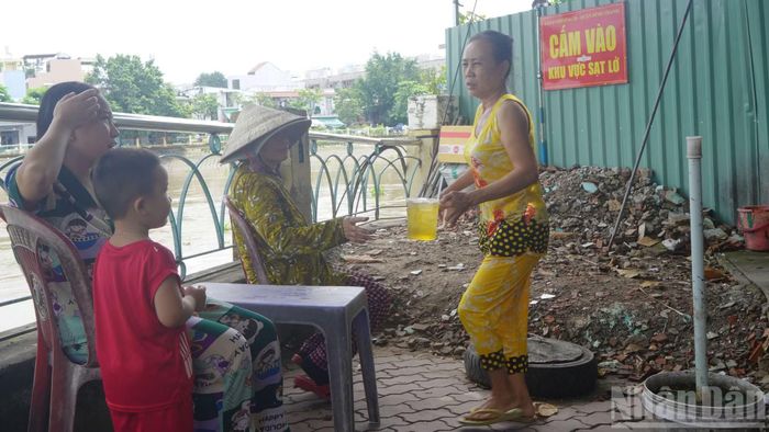 Bà Nguyễn Thị Tươi,78 tuổi, người dân sống gần bờ kè, mong sớm có phương án rõ ràng để ổn định cuộc sống, xác định ai sẽ di dời và ai được phép xây dựng ổn định.