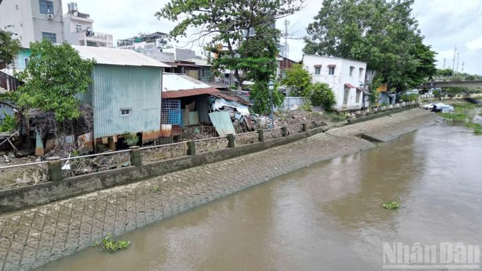 Khu vực Thanh Đa vốn là một trong những điểm nóng về sạt lở ven sông tại Thành phố Hồ Chí Minh, từng được đưa vào danh sách ưu tiên xử lý. Việc dự án kè kiên cố chưa triển khai khiến cuộc sống hàng chục hộ dân vẫn trong tình trạng thiếu ổn định, đặc biệt khi mùa mưa bão và triều cường đang đến gần. Người dân ở đây cho biết, mong mỏi lớn nhất hiện nay là thành phố sớm có phương án cụ thể để giải quyết dứt điểm tình trạng này, nhằm bảo đảm an toàn và ổn định lâu dài cho cuộc sống.
