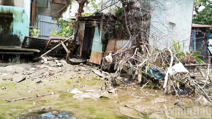 Những căn nhà xuống cấp, bị bỏ lại khi gia đình phải di dời vì sạt lở.