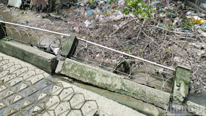 Đoạn sạt lở kéo dài khoảng 200m, nhiều trụ kè đã bị nước đánh sập.