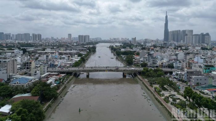 Trước đó, vào năm 2023, trước tình trạng bờ kè kiên cố tại Thanh Đa bị sạt lở, xuống cấp nghiêm trọng, Ủy ban nhân dân Thành phố Hồ Chí Minh đã chấp thuận chủ trương xây dựng tuyến kè mới đoạn 1.1 kênh Thanh Đa, dài 478m, nhằm thay thế phần kè đã hư hỏng. Theo quyết định, phạm vi giải tỏa được tính từ mép kè vào bờ 10m. Dự án có tổng mức đầu tư khoảng 90 tỷ đồng, bao gồm hạng mục kè, hệ thống thoát nước và khuôn viên cây xanh.