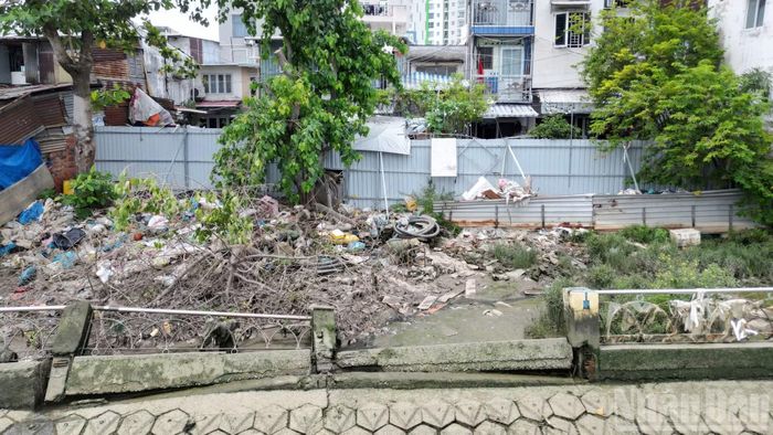 Theo ghi nhận của phóng viên tại khu vực bờ kè Thanh Đa, phường Bình Thạnh, đoạn sạt lở kéo dài khoảng 200m, nhiều trụ kè đã bị nước đánh sập.