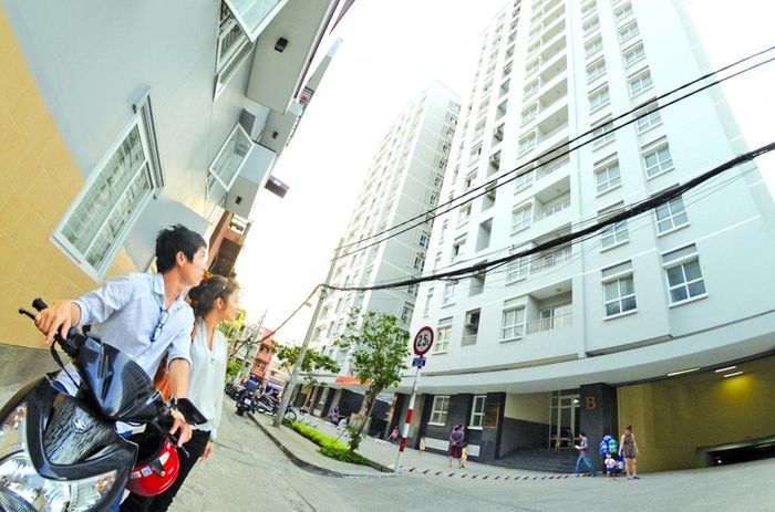 Với giá nhà và mức thu nhập chênh lệch như hiện nay, người trẻ rất khó có cơ hội mua được căn hộ chung cư ở TPHCM - Ảnh: Phùng Huy (chụp ở chung cư Tô Hiến Thành, quận 10)
