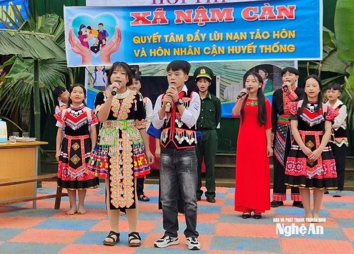 Một buổi tuyên truyền chống nạn tảo hôn được tổ chức tại xã Nậm Càn (cũ), nay là xã Na Ngoi. Ảnh: Tư liệu