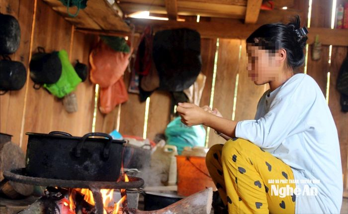 Một người "mẹ trẻ" ở xã Nậm Cắn, về nhà chồng khi chưa tròn 16 tuổi. Ảnh: Tư liệu