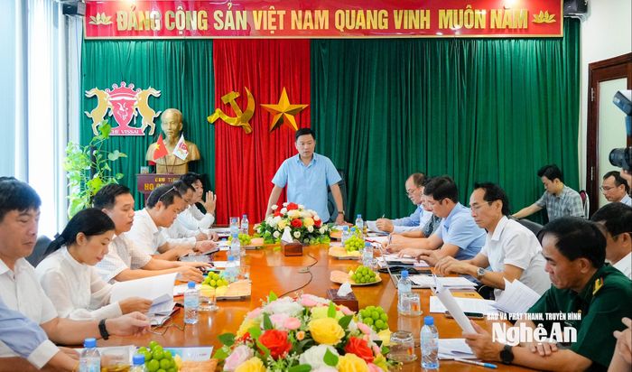 Phó Chủ tịch UBND tỉnh Hoàng Phú Hiền làm việc với Công ty Cổ phần Xi măng Sông Lam. Ảnh: Thanh Lê
