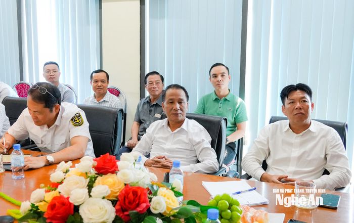 Đại diện Công ty Cổ phần Xi măng Sông Lam Nghệ An tham dự cuộc làm việc. Ảnh: Thanh Lê