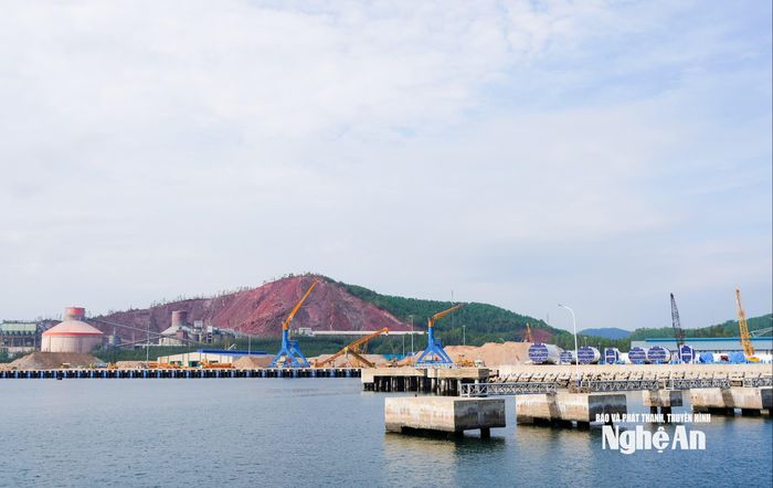 Trạm nghiền xi măng đang triển khai xây dựng các hạng mục. Ảnh: Thanh Lê