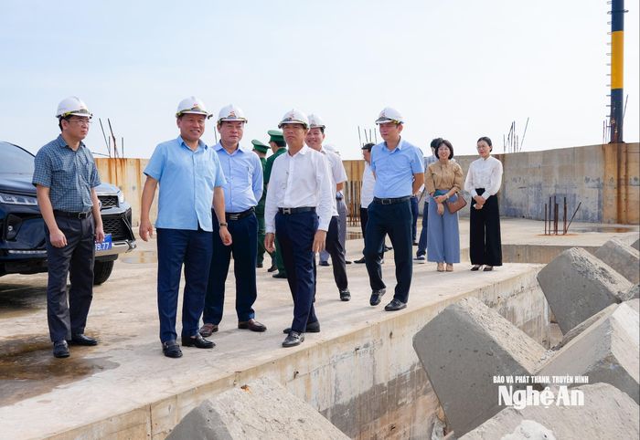 Phó Chủ tịch UBND tỉnh Hoàng Phú Hiền kiểm tra hiện trường triển khai dự án và công tác phòng, chống bão số 9 của Công ty Cổ phần Xi măng Sông Lam Nghệ An. Ảnh: Thanh Lê