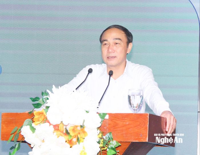Đồng chí Trần Quốc Khánh - Phó Trưởng ban Tuyên giáo và Dân vận Tỉnh ủy trực tiếp truyền đạt nội dung chuyên đề. Ảnh: Mai Hoa