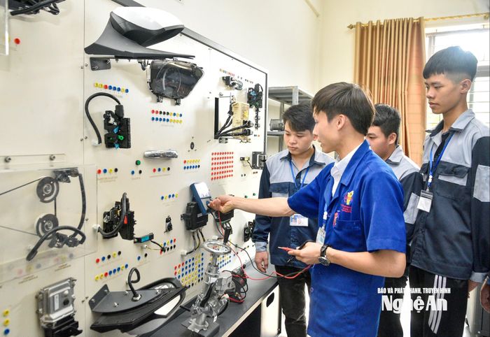 Hướng dẫn cho học sinh trong modul thực hành. Ảnh: Minh Quân