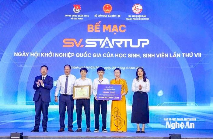 Thầy Nguyễn Quốc Cường (thứ ba từ phải sang) cùng học trò được trao giải Nhì tại vòng chung kết Cuộc thi học sinh, sinh viên với ý tưởng khởi nghiệp toàn quốc năm 2025. Ảnh: Minh Quân