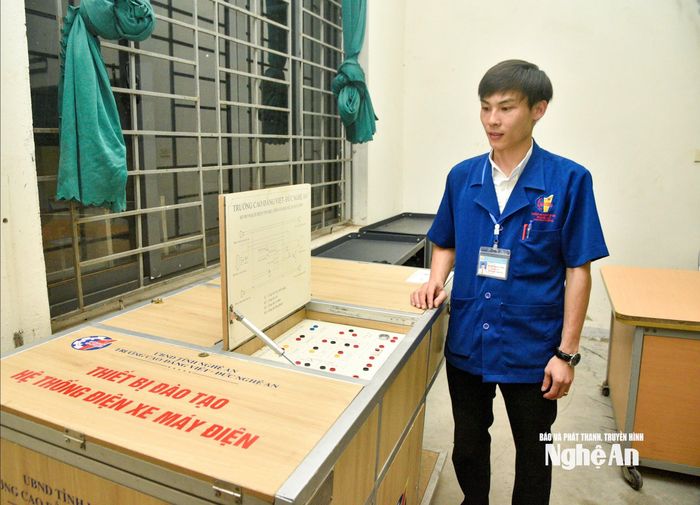 Thầy Nguyễn Quốc Cường và thiết bị đào tạo "Hệ thống điện xe máy điện" đạt giải Nhất tại Hội thi thiết bị đào tạo tự làm tỉnh Nghệ An năm 2021. Ảnh: Minh Quân