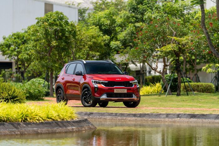 Kia Sonet là một trong những đối thủ cạnh tranh chính của Suzuki Fronx trong phân khúc SUV cỡ A.