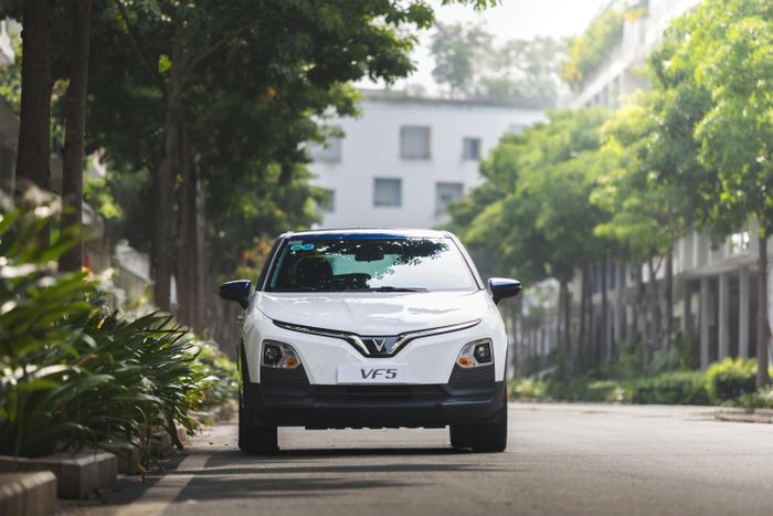 VinFast VF 5, mẫu SUV thuần điện duy nhất, cũng là một đối trọng đáng gờm mà Suzuki Fronx phải đối mặt.