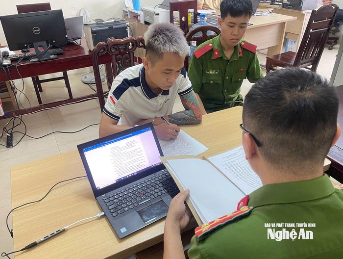 Đối tượng Nguyễn Hồng Quân tại cơ quan Công an. Ảnh: Hồ Hưng