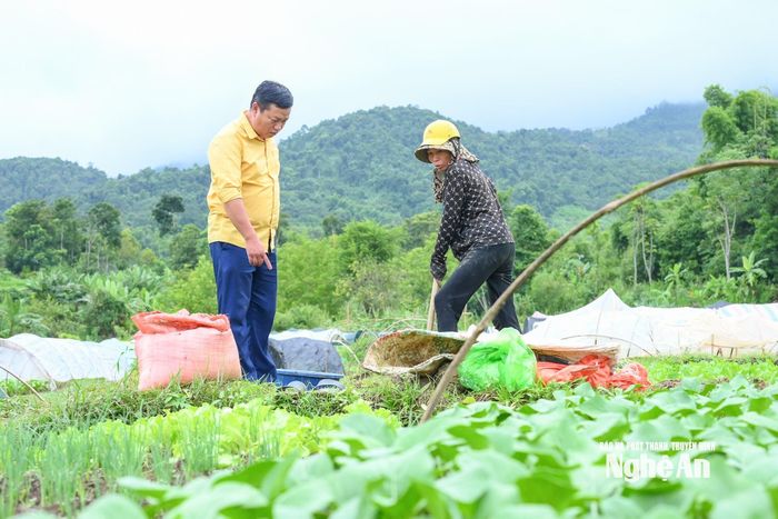 Anh Xồng Bá Cha tích cực tuyên truyền, vận động người dân phát triển kinh tế, xây dựng đời sống văn hóa mới. Ảnh: Thành Cường