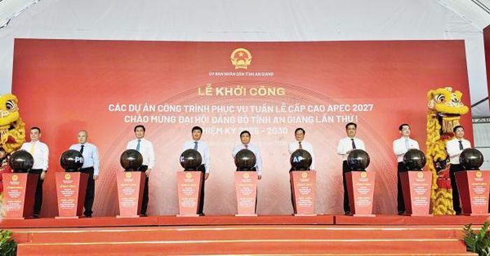 Phó Thủ tướng Nguyễn Chí Dũng cùng các đại biểu thực hiện nghi thức khởi công, khởi động các dự án, công trình phục vụ Tuần lễ Cấp cao APEC 2027.