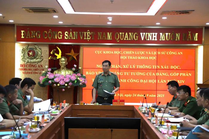 Trung tướng Trần Vi Dân chủ trì Hội thảo. Ảnh: Trần Hồng.