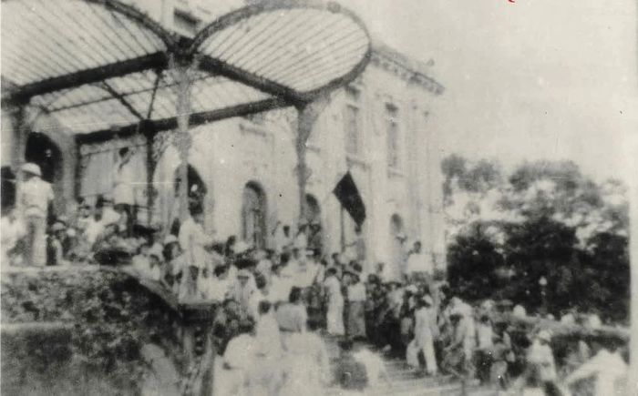 Quần chúng cách mạng tràn vào chiếm Phủ Khâm sai Bắc Kỳ (Bắc Bộ phủ) ngày 19/8/1945. Ảnh: Nguyễn Bá Khoản