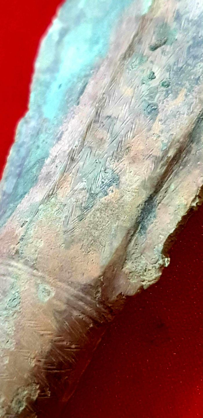 Ngọn giáo lạ kiểu Hán vùng Lĩnh Nam (Trung Quốc) với chi tiết hoa văn xương cá, có thể là chiến lợi phẩm mà thủ lĩnh Đông Sơn thu được trong trận chiến nào đó