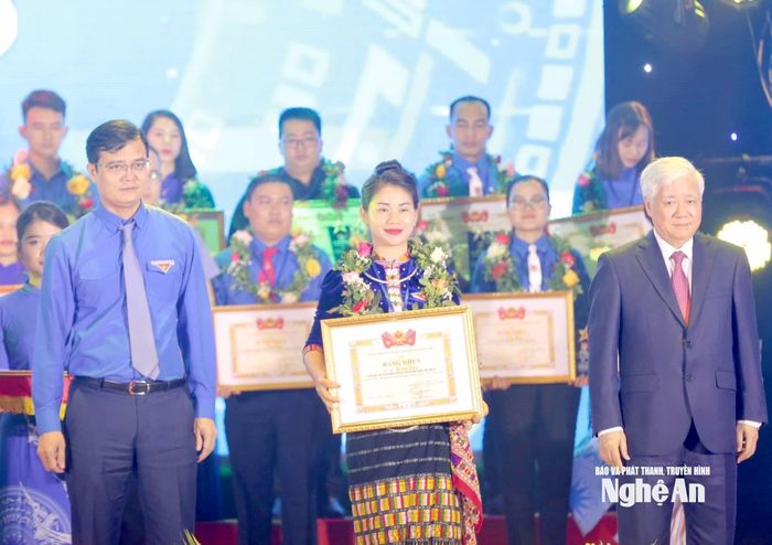 Chị Lô Thị Đài Trang nhận Giải thưởng Lý Tự Trọng cấp Trung ương Đoàn TNCS Hồ Chí Minh. Ảnh: NVCC