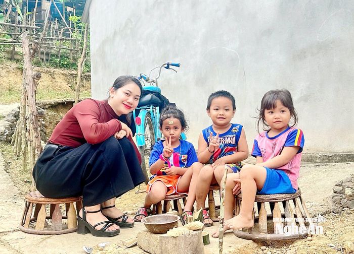 Chị Lô Thị Đài Trang bên các em nhỏ xã Yên Hòa. Ảnh: Công Kiên