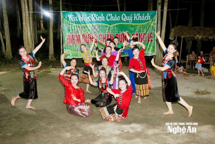 Chị Lô Thị Đài Trang (ngoài cùng, bên phải) cùng Đội Văn nghệ xã Yên Hòa biểu diễn phục vụ khách du lịch. Ảnh: Công Kiên