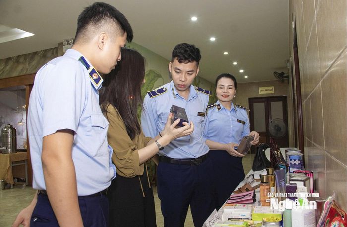Hội viên VACIP Hiệp hội hướng dẫn cách phân biệt hàng giả, hàng nhái đối với một số sản phẩm mỹ phẩm. Ảnh: T.H
